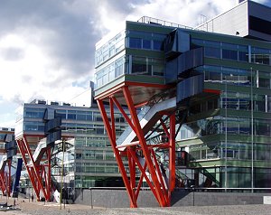 Baksidan av ngra av byggnaderna i High Teck Center i Helsingfors