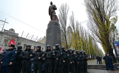 Lenin-sstatyn i Kiev skyddad av polis