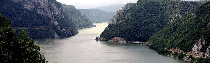 Vy över Donaus Järnport i Serbien