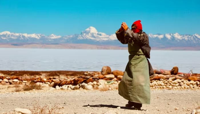 Kora vid en sj i Tibet