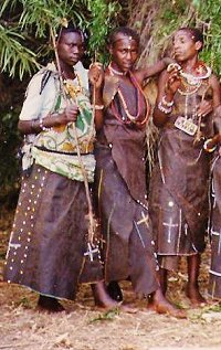 Tre kvinnor av Ogiekfolket i Kenya